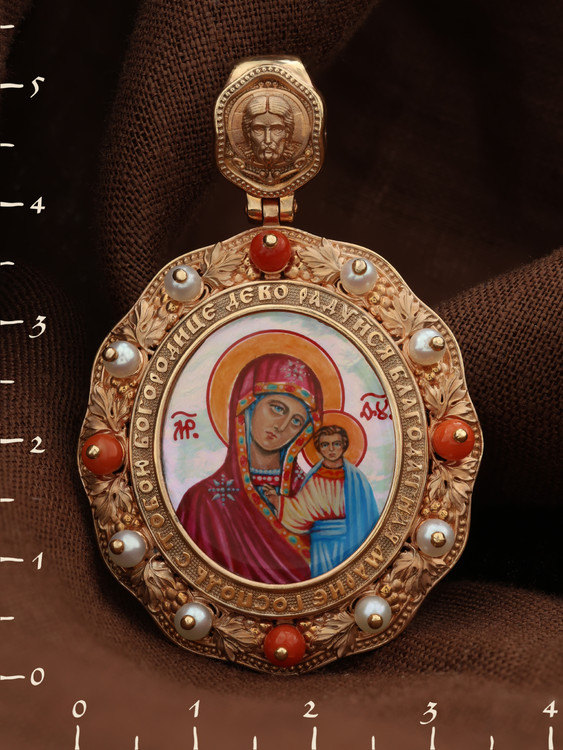 Образок из золота c эмалью, жемчугом, кораллом и перламутром