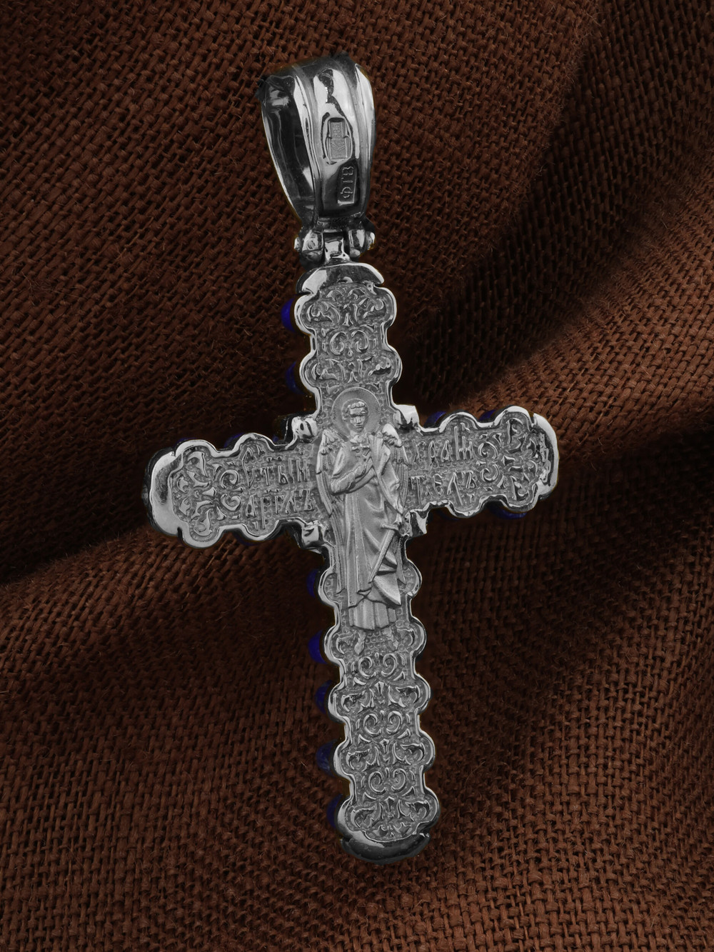 Крест из белого золота c лазуритом