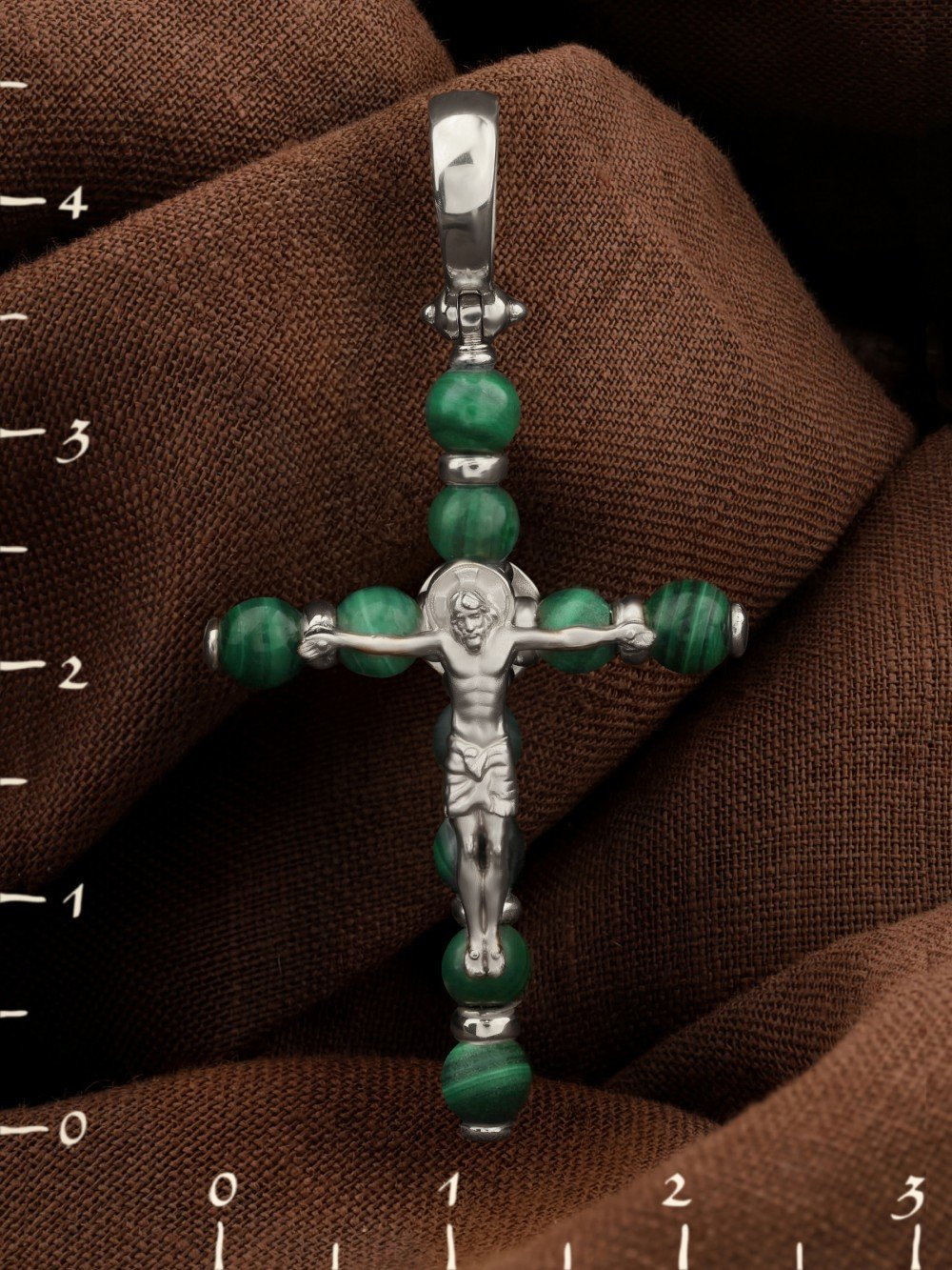 Крест из белого золота c малахитом