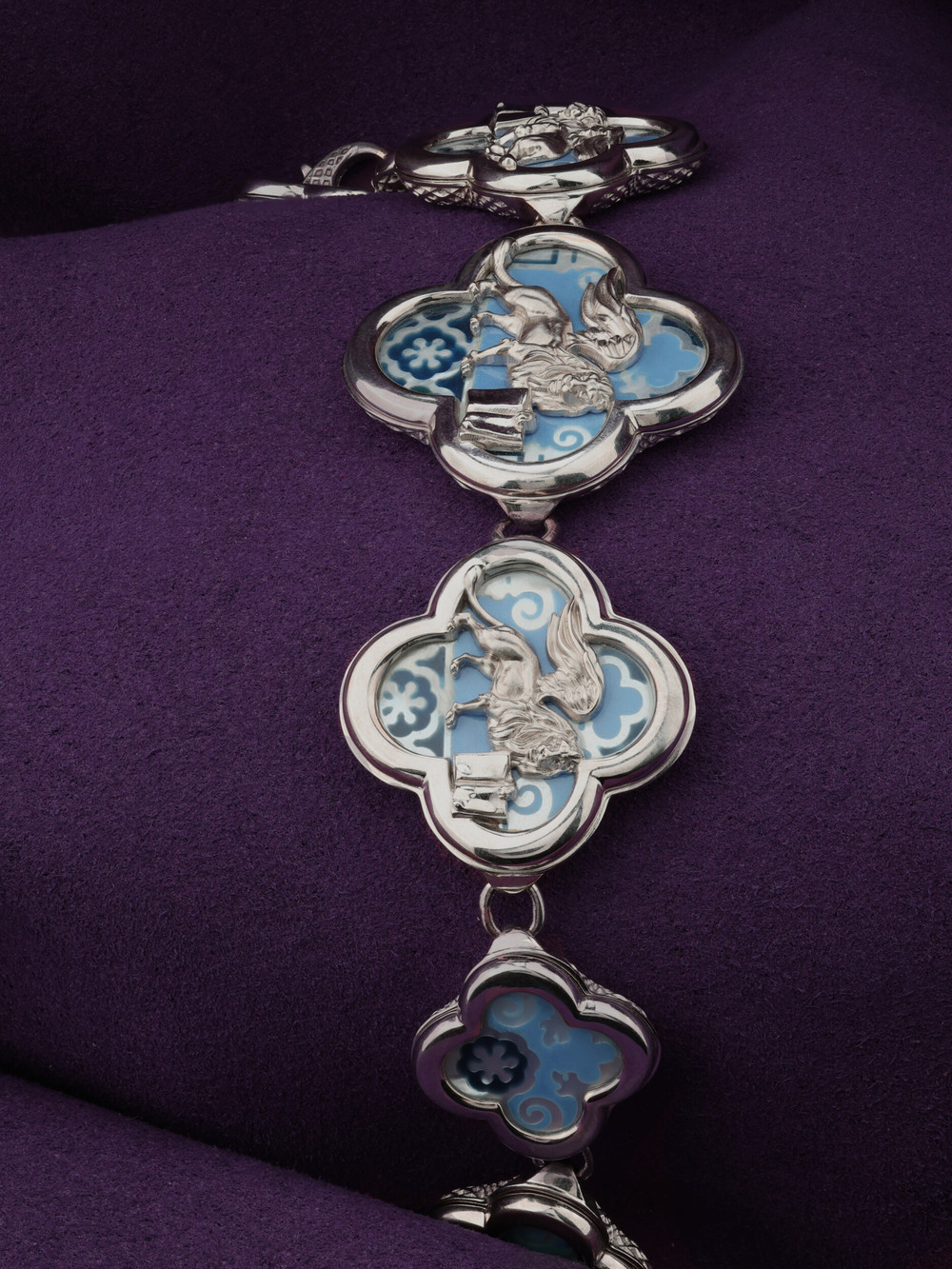 Браслет из белого золота c эмалью, жемчугом и перламутром