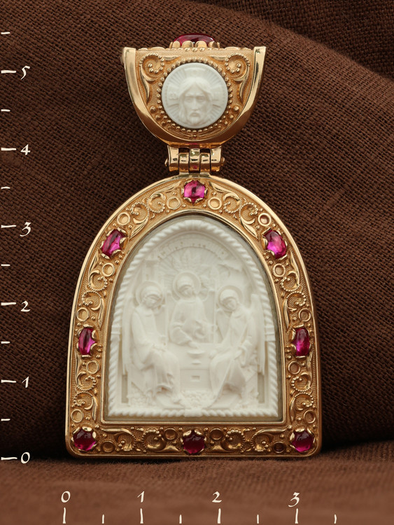 Образок из золота c эмалью, рубином и бивнем мамонта