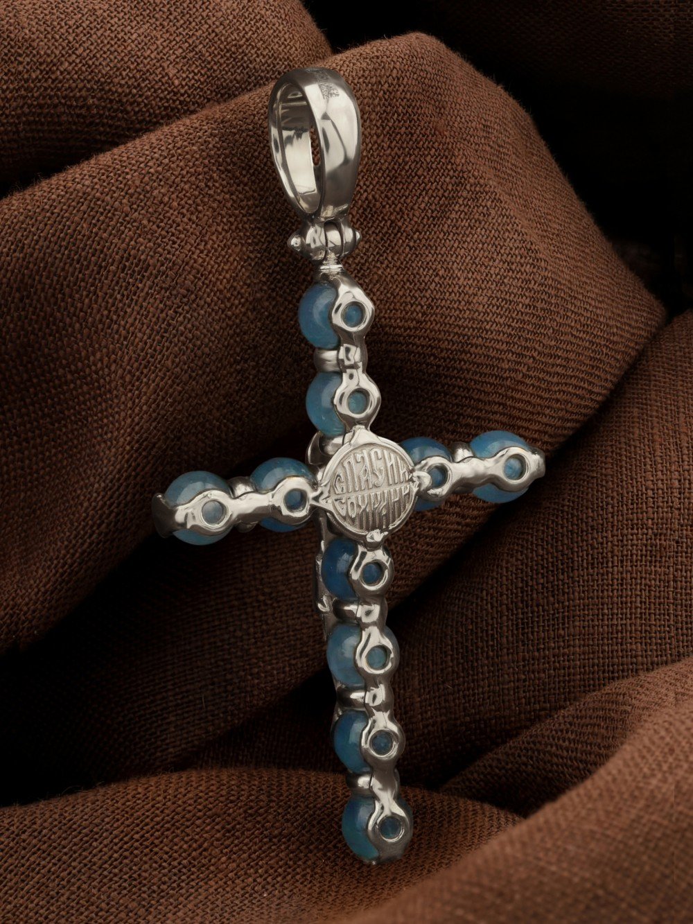 Крест из белого золота c жадеитом