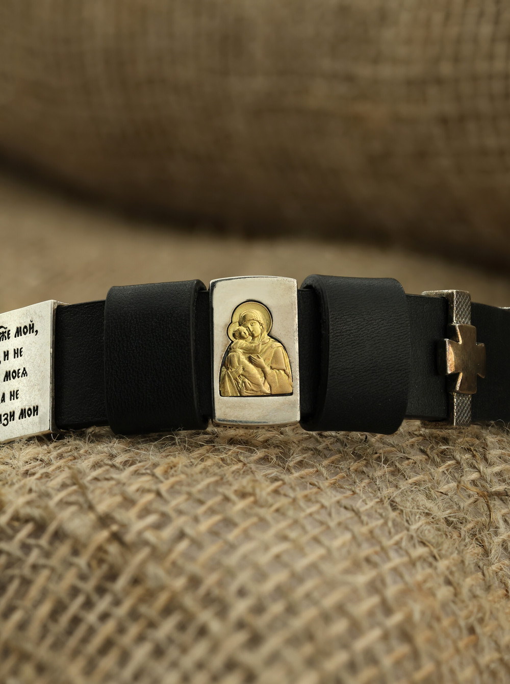 Браслет из серебра и золота c кожаным шнурком