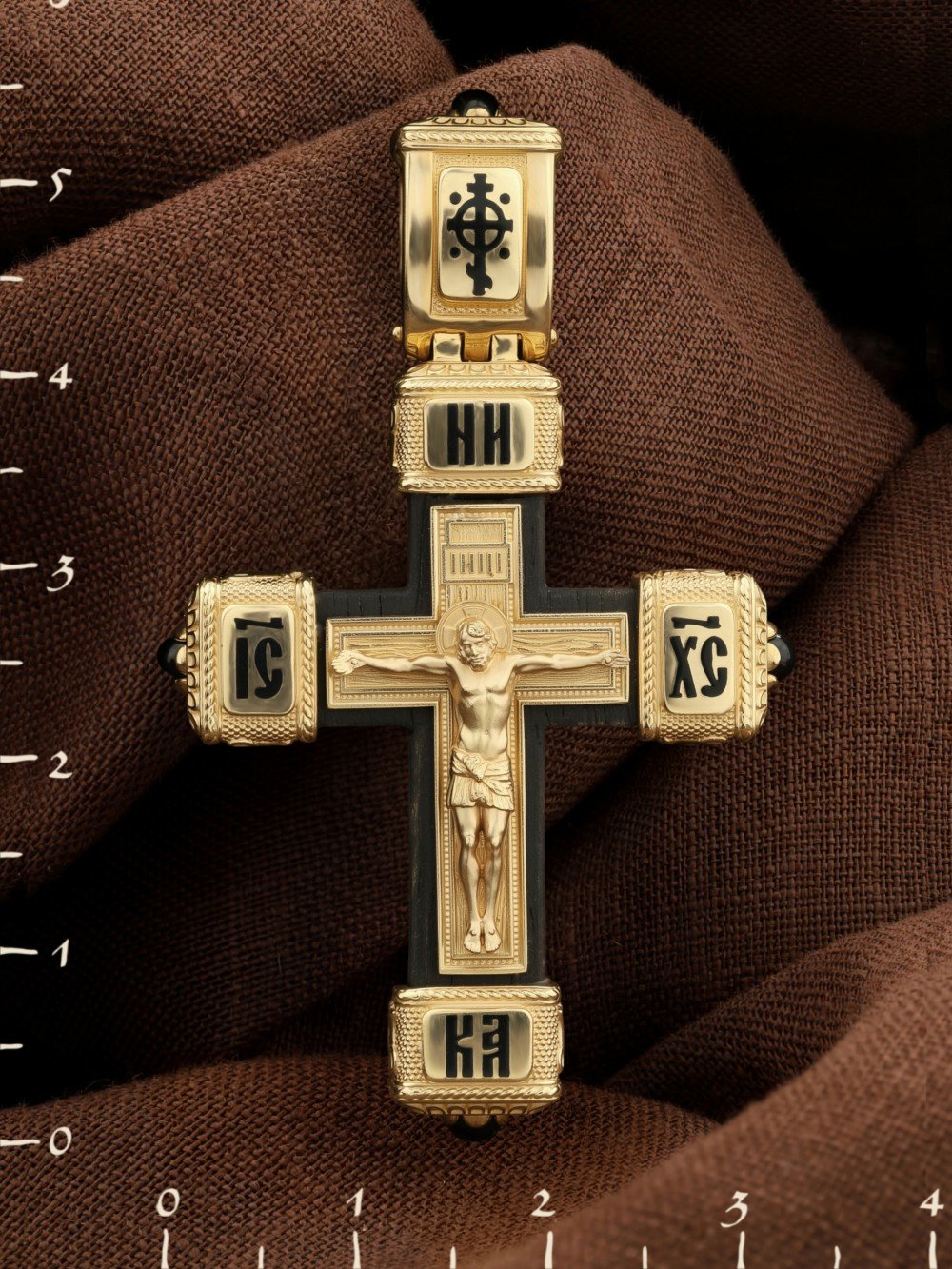 Крест из лимонного золота c эмалью, ониксом и эбеновым деревом