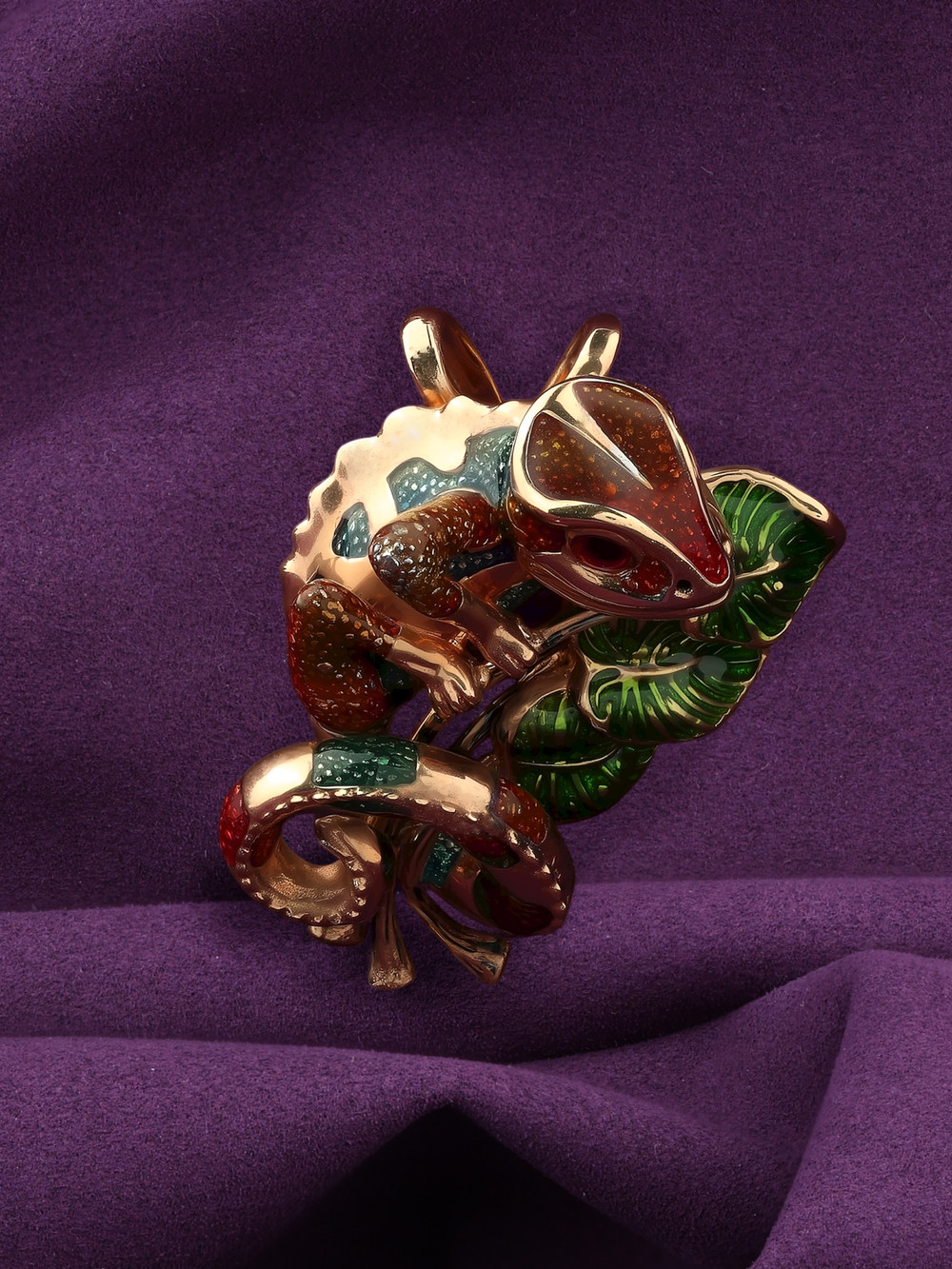 Подвеска из золота c эмалью и гранатом