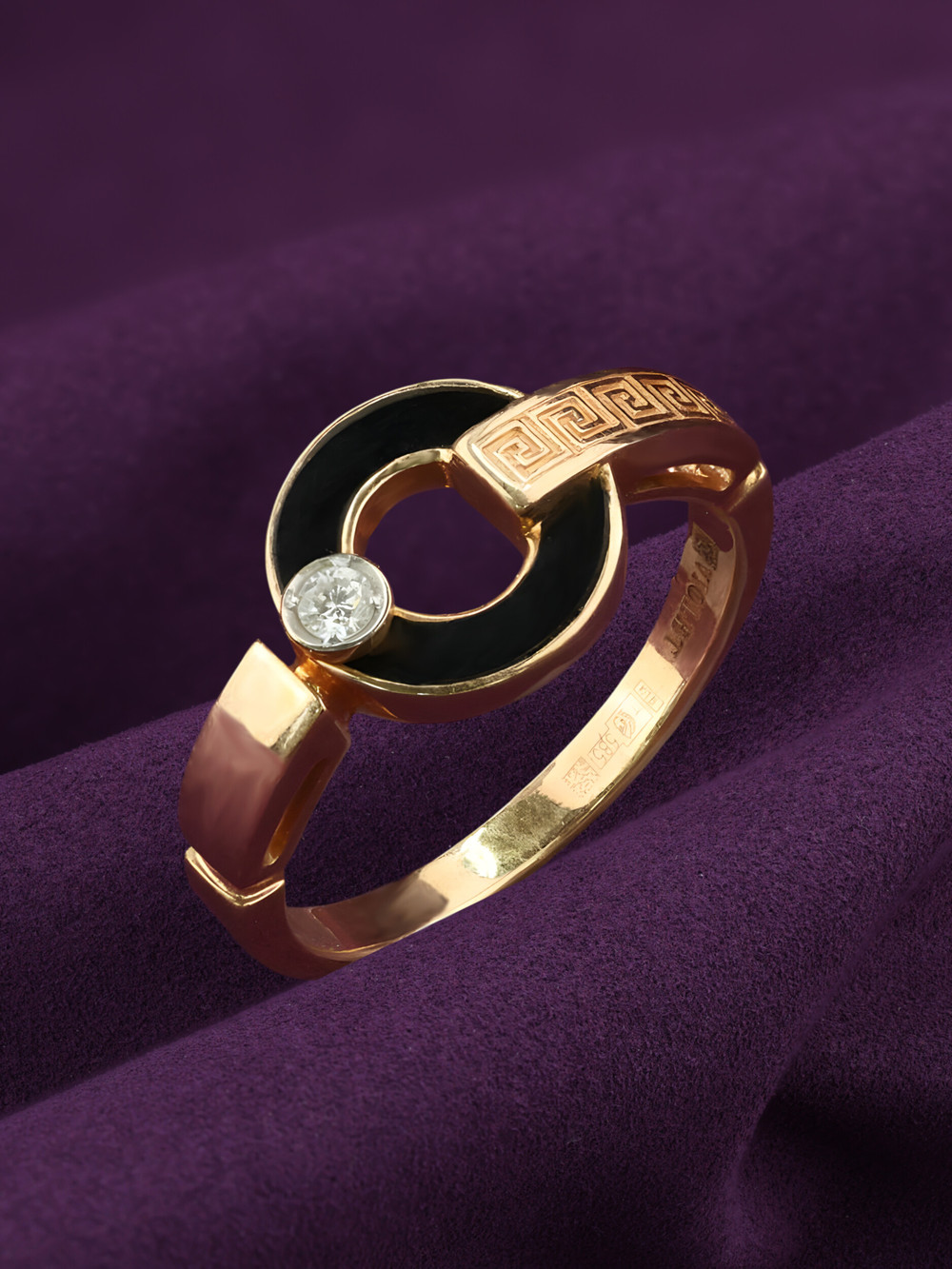 Кольцо из золота c бриллиантами и ониксом